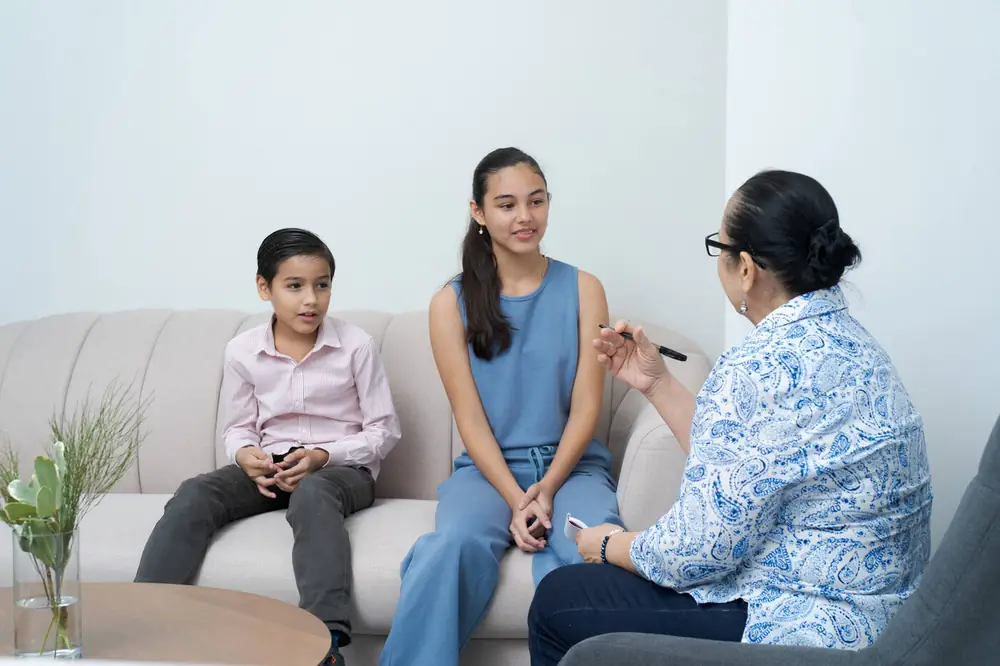 Familia en consulta con la doctora