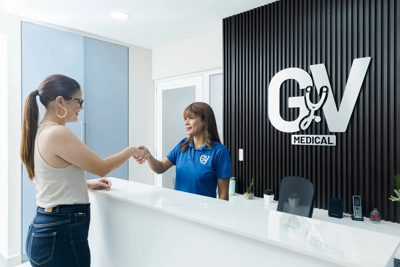 Recepción y sala de espera de GyV Medical en Torre Mediplaza